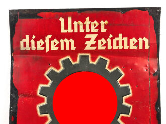 Deutsche Arbeitsfront, grossformatiges Blechschild "Unter diesem Zeichen marschieren und arbeiten alle schaffenden Deutschen" Das Hakenkreuz im Zahnrad herausgeprägt und vollständig lackiert  Maße 60 x 80cm.