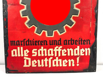 Deutsche Arbeitsfront, grossformatiges Blechschild "Unter diesem Zeichen marschieren und arbeiten alle schaffenden Deutschen" Das Hakenkreuz im Zahnrad herausgeprägt und vollständig lackiert  Maße 60 x 80cm.