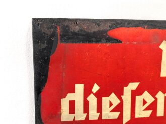 Deutsche Arbeitsfront, grossformatiges Blechschild "Unter diesem Zeichen marschieren und arbeiten alle schaffenden Deutschen" Das Hakenkreuz im Zahnrad herausgeprägt und vollständig lackiert  Maße 60 x 80cm.