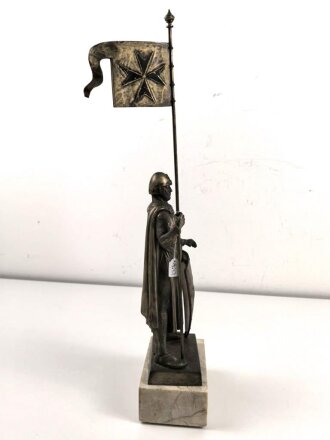 Jungdeutscher Orden, dekorative Spritzgußfigur aus den 1930iger Jahren, einen Ritter des Ordens Darstellend. Ein Finger der Figur abgebrochen, sonst guter Zustand. Die Fahne abnehmbar. Gesamthöhe mit Fahne 58,5cm