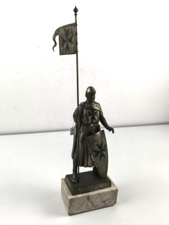 Jungdeutscher Orden, dekorative Spritzgußfigur aus den 1930iger Jahren, einen Ritter des Ordens Darstellend. Ein Finger der Figur abgebrochen, sonst guter Zustand. Die Fahne abnehmbar. Gesamthöhe mit Fahne 58,5cm