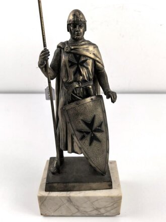 Jungdeutscher Orden, dekorative Spritzgußfigur aus den 1930iger Jahren, einen Ritter des Ordens Darstellend. Ein Finger der Figur abgebrochen, sonst guter Zustand. Die Fahne abnehmbar. Gesamthöhe mit Fahne 58,5cm