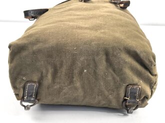 Artillerie Rucksack für Angehörige des Heeres. Spätes Stück mit Reichsbetriebsnummer. Die Riemen zum Teil defekt