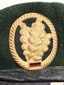 Bundeswehr, Barett für einen Angehörigen der Jägertruppe. Kopfgrösse 58. Leicht eingestaubt, aus Sammlungsauflösung