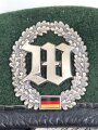 Bundeswehr, Barett für einen Angehörigen des Wachbattaillion. Kopfgrösse 58. Leicht eingestaubt, aus Sammlungsauflösung