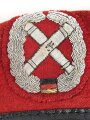 Bundeswehr, Barett für einen Angehörigen der Artillerie. Kopfgrösse etwa 57. Leicht eingestaubt, aus Sammlungsauflösung, Abzeichen handgestickt