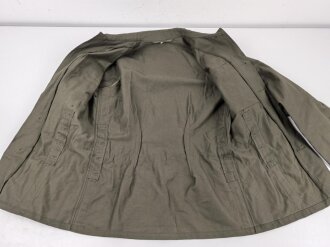 Bundeswehr , Feldbluse oliv, datiert 1983, Grösse 170/180-90 ( Gr. Nr. 5 ) . Leicht getragen, sehr guter Zustand