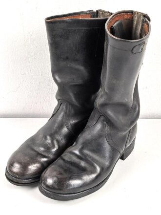 Bundeswehr, Paar Kampfstiefel Modell 1957, getragenes Paar, Sohlenlänge 32cm, die Schnalle am Schaft angeschnitten, ungereinigt