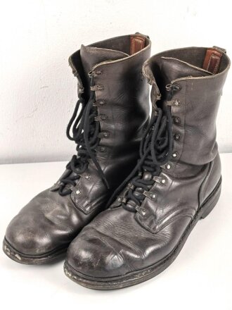 Bundeswehr, Paar Kampfstiefel Modell 1971. Sohlenlänge 32,5cm. Getragenes, ungereinigtes Paar, nicht geschwärzt