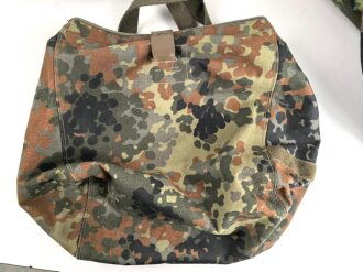 Bundeswehr, Rolltasche für die Gasmaske . Flecktarn, leicht gebraucht, mit Trageriemen. Sie erhalten ein ( 1 ) Stück