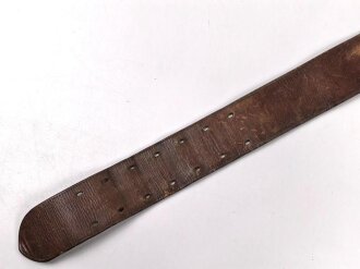 Zweidornkoppel für Offiziere der Wehrmacht. Braunes Leder, datiert 1937. Höhe 5,3mm, Gesamtlänge 100cm