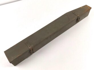 Staukasten, höchstwahrscheinlich für ein Fahrzeug der Wehrmacht. Originallack, ungereinigt. Gesamtlänge 78cm, Höhe 9,5cm, Breite 9,5cm.