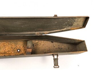 Staukasten, höchstwahrscheinlich für ein Fahrzeug der Wehrmacht. Originallack, ungereinigt. Gesamtlänge 78cm, Höhe 9,5cm, Breite 9,5cm.