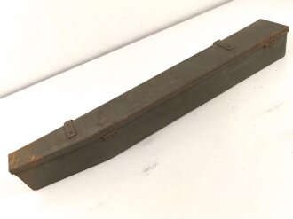 Staukasten, höchstwahrscheinlich für ein Fahrzeug der Wehrmacht. Originallack, ungereinigt. Gesamtlänge 78cm, Höhe 9,5cm, Breite 9,5cm.