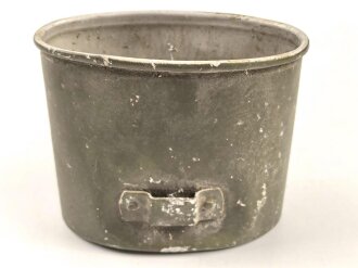 Becher für eine Feldflasche der Wehrmacht. Originallack, verbeult, datiert 1942