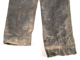 Kriegsmarine, graue Lederhose mit Etikett der Bekleidungswerke Neumünster. Stark getragenes Stück , ungereinigt