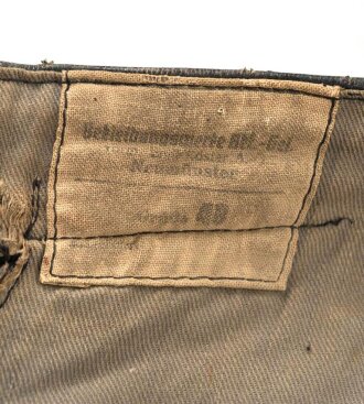 Kriegsmarine, graue Lederhose mit Etikett der Bekleidungswerke Neumünster. Stark getragenes Stück , ungereinigt