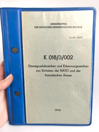 DDR "A 0018/3/002 Dienstgradabzeichen und Erkennungszeichen von Einheiten der NATO und der französischen Armee" datiert 1976, DIN A5