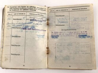 Soldbuch Heer, ausgestellt am 11.6.43 bei Marsch batterie schwere Artillerie Ausbildungs Abteilung 50 ( mot) , dananch Art. Rgt. 40. Eingetragene Pistole Radom, Medaille Winterschlacht im Osten, KVK 2. Klasse mit Schwertern. Wasserschaden