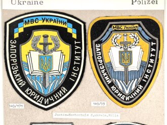 Ukraine, Sammlung Ärmelabzeichen Polizei, auf Karton getackert