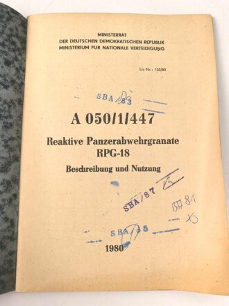 Nationale Volksarmee der DDR, Dienstvorschrift " A050/1/447 Reaktive Panzerabwehrgranate RPG-18, Beschreibung und Nutzung" 49 Seiten, datiert 1980, Einband leicht geknickt