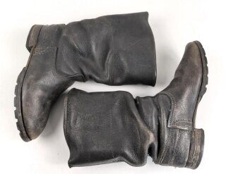 Nationale Volksarmee der DDR, paar Stiefel für Mannschaften, frühe Ausführung ähnlich Wehrmacht. Stark getragen, ungereinigt, Sohlenlänge 29cm