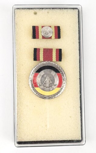 DDR, Verdienstmedaille der Deutschen Demokratischen Republik, im Etui