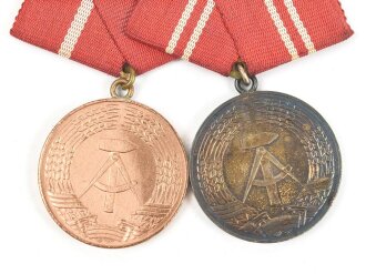 DDR, Medaille Für treue Dienste in den Kampfgruppen in bronze und silber, an unvollständiger Spange