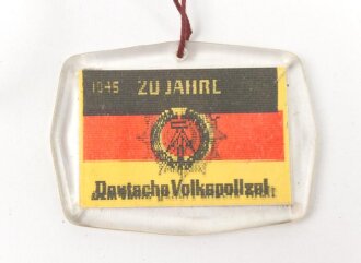 DDR, Kunststoffanhänger " 20 Jahre Deutsche Volkspolizei 1945 / 1965" hologramm