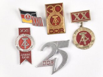 DDR, fünf Abzeichen zum Jahrestag der DDR