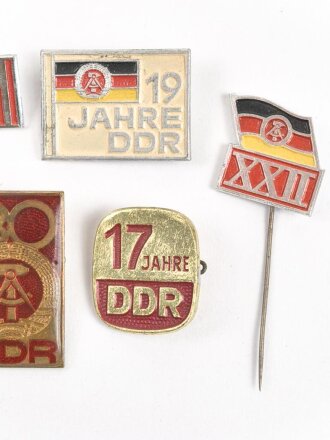 DDR, sechs Abzeichen zum Jahrestag der DDR