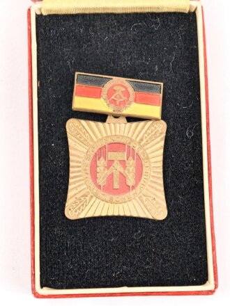 DDR, Medaille "Kollektiv der sozialistischen Arbeit" Lackierte Ausführung, in Schachtel