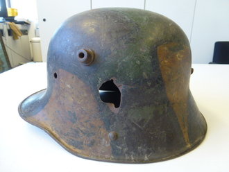 1.Weltkrieg,Stahlhelm mit Tarnlackierung und Granatsplitterloch, Schlachtfeldfund eines amerikanischen Soldaten im 1.Weltkrieg