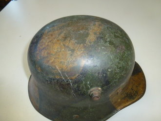 1.Weltkrieg,Stahlhelm mit Tarnlackierung und Granatsplitterloch, Schlachtfeldfund eines amerikanischen Soldaten im 1.Weltkrieg