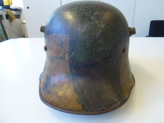 1.Weltkrieg,Stahlhelm mit Tarnlackierung und Granatsplitterloch, Schlachtfeldfund eines amerikanischen Soldaten im 1.Weltkrieg