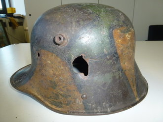 1.Weltkrieg,Stahlhelm mit Tarnlackierung und Granatsplitterloch, Schlachtfeldfund eines amerikanischen Soldaten im 1.Weltkrieg