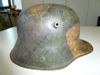 1.Weltkrieg,Stahlhelm mit Tarnlackierung und Granatsplitterloch, Schlachtfeldfund eines amerikanischen Soldaten im 1.Weltkrieg