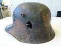 1.Weltkrieg,Stahlhelm mit Tarnlackierung und Granatsplitterloch, Schlachtfeldfund eines amerikanischen Soldaten im 1.Weltkrieg