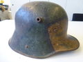 1.Weltkrieg,Stahlhelm mit Tarnlackierung und Granatsplitterloch, Schlachtfeldfund eines amerikanischen Soldaten im 1.Weltkrieg