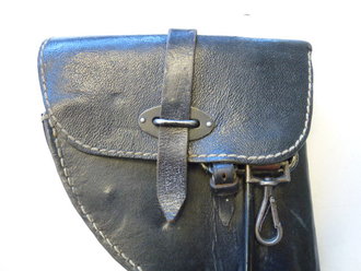 Tasche für die Leuchtpistole der Wehrmacht aus Ersatzmaterial datiert 1941, dazu der passende Putzstock, dieser ebenfalls 1941 gestempelt.