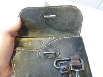 Tasche für die Leuchtpistole der Wehrmacht aus Ersatzmaterial datiert 1941, dazu der passende Putzstock, dieser ebenfalls 1941 gestempelt.