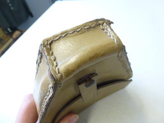 Tasche für Zünderstellschlüssel der Wehrmacht aus gelbem Ersatzmaterial, leider leicht defekt, garantiert Original