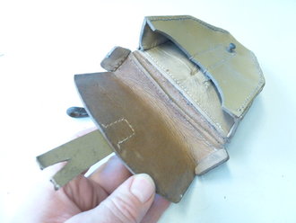 Tasche für Zünderstellschlüssel der Wehrmacht aus gelbem Ersatzmaterial, leider leicht defekt, garantiert Original