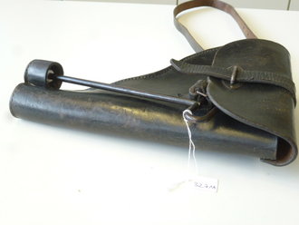 Tasche für die Leuchtpistole der Wehrmacht aus Leder undeutlich datiert , dazu der passende Putzstock und der Trageriemen