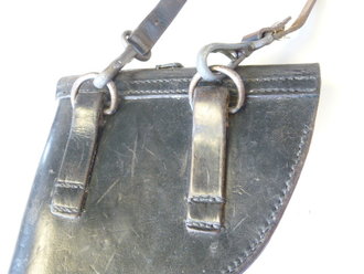 Tasche für die Leuchtpistole der Wehrmacht aus Leder undeutlich datiert , dazu der passende Putzstock und der Trageriemen