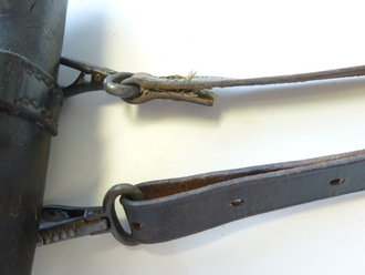 Tasche für die Leuchtpistole der Wehrmacht aus Leder undeutlich datiert , dazu der passende Putzstock und der Trageriemen