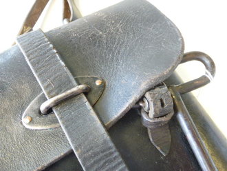 Tasche für die Leuchtpistole der Wehrmacht aus Leder undeutlich datiert , dazu der passende Putzstock und der Trageriemen