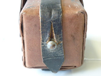 1.Weltkrieg, Tasche für Gasschutzbrille aus Presspappe datiert 1916