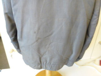 Luftwaffe, heizbare Fliegerjacke mit blauem Webpelzfutter, getragenes Stück mit diversen zeitgenössischen Reparaturstellen den Ärmeln. Alle Reissverschlüsse und Druckknöpfe gängig, Schulterbreie 44,5cm, Armlänge 60,5cm