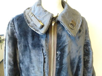 Luftwaffe, heizbare Fliegerjacke mit blauem Webpelzfutter, getragenes Stück mit diversen zeitgenössischen Reparaturstellen den Ärmeln. Alle Reissverschlüsse und Druckknöpfe gängig, Schulterbreie 44,5cm, Armlänge 60,5cm